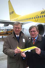 Roland Keppler (links), Vorsitzender der Geschäftsführung der Hapag-Lloyd Express und der Münchner Flughafendirektor, Dr. Michael Kerkloh (rechts) (Foto:Martin Schmitz)