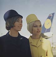 1970 der Mode entsprechend im Mini-Look