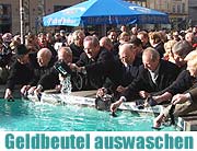 Aschermittwoch: traditionelles Geldbeutelwaschen am Fischbrunnen. Prinz Ali I. eröffnete mit einem Sprung ins eiskalte Brunnenwasser die Badesaison (Foto: Martin Schmitz)