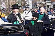 Der irische Honorarkonsul für Bayern und Baden-Württemberg, Erich J. Lejeune führt mit Grand Marshal Frank McLynn die Parade an (Foto: Martin Schmitz)