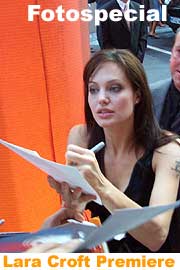 Angelina Jolie gibt Autogramme (Foto: Martin Schmitz)