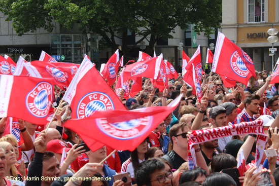 Fans auf dem Marienplatz bei der Meisterfeier des FC Bayern München 2018 (©Foto: Martin Schmitz)