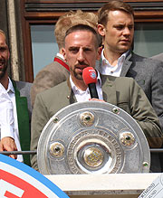 Franck Ribéry bei der Meisterfeier 2018 auf dem Rathausbalkon (©Foto. Martin Schmitz)