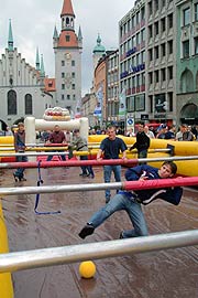 Riesenkicker auf dem Marienplatz (Foto: Martin Schmitz)