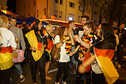 gefeiert wurde ein bißchen am Abend des 21.06.2014 auf der Leopoldstraße nach dem 2:2 Deutschland vs. Ghana (©Foto: MartiN Schmitz)