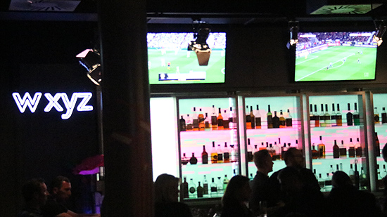 w xyz Bar natürlich auch mit vielen Monitoren, auf denen Sport übertragen wirde, wie z.B. im Sommer 2016 die Fußball EM 2016 (©Foto: Martin Schmitz)