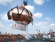 eine Turmzwiebel für das Hotel Torbräu (©Foto: Chr. Rudnik)
