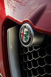 markant und immer wiedererkennbar: die Front des Alfa Romeo Stelvio (©Foto:Marikka-Laila Maisel)
