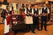 Weinfachberater Jan Lemke und seine Kollegen beraten Sie gerne bei der Suche nach einem guten Wein (©Foto: MartiN Schmitz)