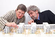 Stadtbaurätin Thalgott und Jörg Scheufele, Vorsitzender der Geschäftsführung der Bayerischen Hausbau am Modell (Foto: Martin Schmitz)