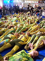 ein Gesamtkunstwerk mit 75 gemalten Körpern Nudes @ Shopping Center Bodypainting event in Munich PEP Shopping Mall / Weltrekordversuch im PEP. 2. Münchner Bodypainting Tag in den Perlacher Einkaufs Passagen 2004 (©Foto: martin Schmitz)