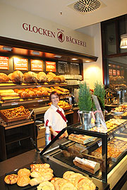 Glockenbrot Bäckerei im Eingangsbereich mit Bistrobereich (Foto. Martin Schmitz)