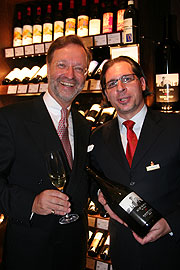 Dallmayr-Chef Georg Randlkofer (li.) und Wein-Chefeinkäufer Olaf Höntsch präsentierten am 4.11.2008 ihre neue Wein- und Spirituosenabteilung (Fotop: Martin Schmitz)