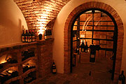 schöner Gewölbekeller für Verkostungen und Weinproben im kleineren Kreise (Foto: Martin Schmitz)