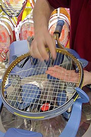 Bespannung von Tennisschlägern bei Sport Schuster (Foto: Marikka-Laila Maisel)
