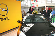 Häusler Geschäftsführer Peter Müller überreichte am 10.04.2008 das 750.000ste in seinem Untenehmen verkaufte Fahrzeug an Nadja Fuckner aus Fürstenfeldbruck  (Foto: Martin Schmitz)