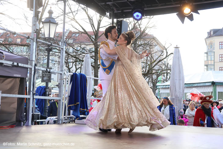 Narrhalla Prinzenpaar Auftritt beim Tanz der Marktweiber auf dem Viktualienmarkt 13.02.2024(©Foto: Martin Schmitz)